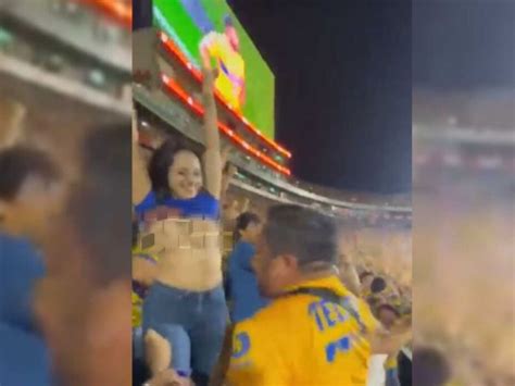 Aficionada De Tigres Celebra En Topples Gol De Gignac