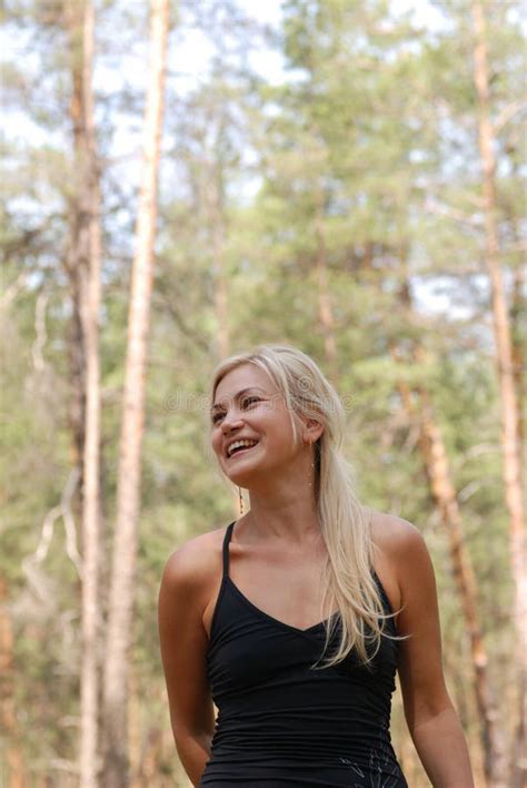 El Blonde De La Muchacha En Bosque Imagen De Archivo Imagen De Hembra