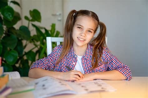 Écolière Ado Dans Une Chemise De Faire Le Travail écossais Image Stock Image Du Intelligent