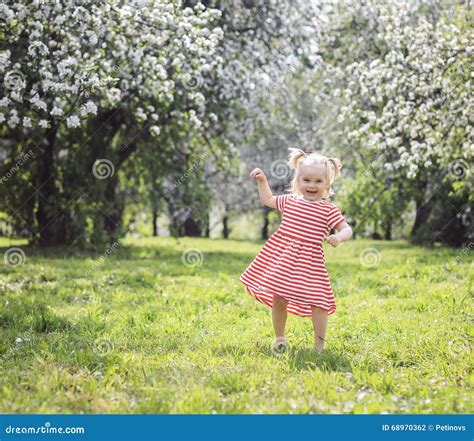 Fille Blonde Heureuse D enfant En Bas âge Ayant La Danse D amusement