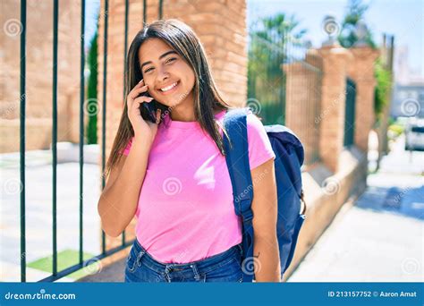 Joven Estudiante Latina Sonriendo Feliz Hablando Por El Smartphone En El Campus Universitario