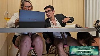 Mama Studio em Sexo no escritório de baixo da mesa XVIDEOS