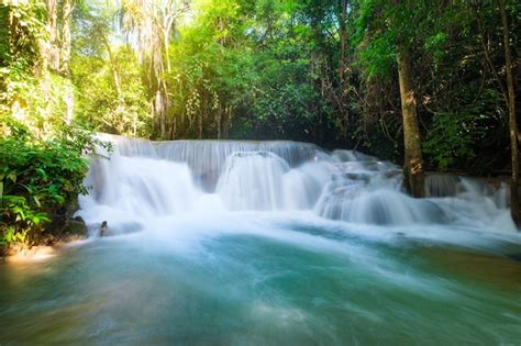 Hermosa Cascada De Huay Mae Khamin En La Selva Tropical En El Parque