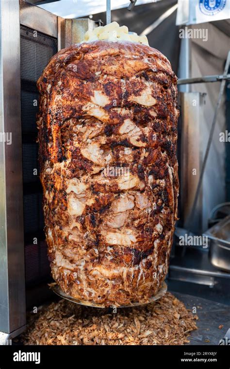 Carne De Pollo A La Parrilla En Un Asador Vertical Utilizado En La