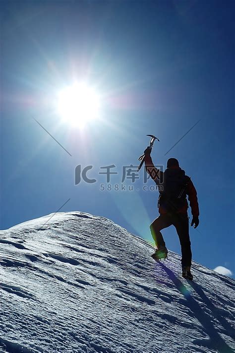 一个孤独的攀登者到达山顶高清摄影大图 千库网