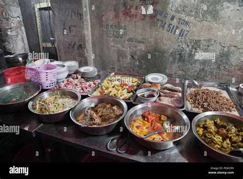 Vietnamese street food Stock Photo - Alamy