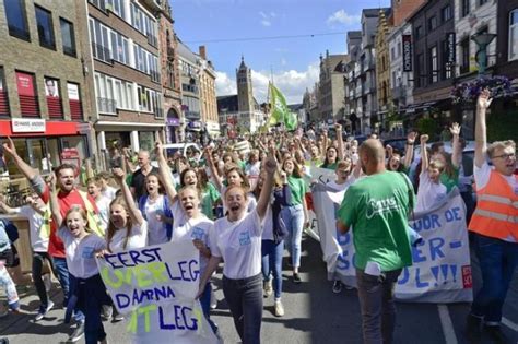 Video Ruim 2 000 Mensen Protesteren Tegen Scholenhervorming In