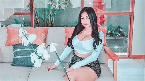 Foto Pamer Pusar Pamela Safitri Dan Bergaya Lewat Bikini