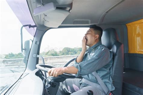 Motorista Sonolento Que Faz Uma Parada Foto De Stock Imagem De Doente