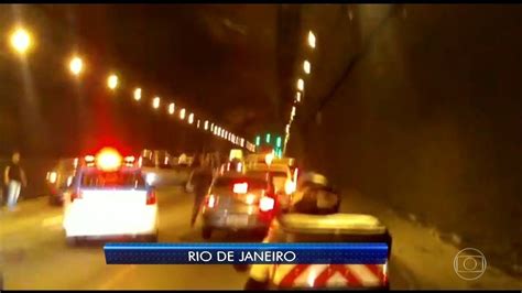 Assaltantes Fazem Arrast O No T Nel Rebou As Rio De Janeiro G