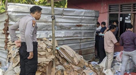 Ribuan Kartu Indonesia Pintar KIP Ditemukan Di Lapak Rongsokan