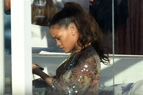 Rihanna Flaunts Cleavage In Plunging Bikini As Busty Star Relaxes By The Pool Mirror Online