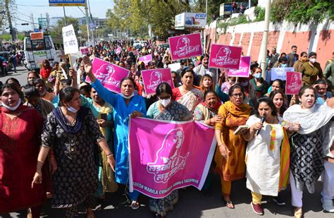 Police Foils Mahila Cong March To Raj Bhawan Daily Excelsior