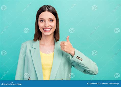 Foto De Una Joven Dama De Brunette Optimista Mostrar Pulgar Arriba Usar El Blaser Aislado En El