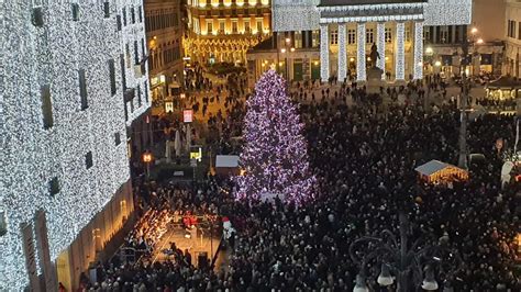 Piazza De Ferrari Gremita Per L Accensione Dell Albero Di Natale