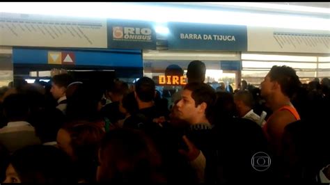 Vídeo Passageiros Registram Estações Do Brt Lotadas Rj1 G1