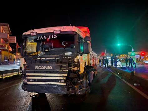 Sakarya da feci kaza Kamyon ile otomobil çarpıştı 2 ölü