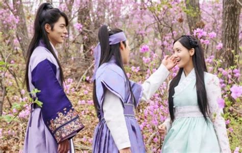 "The King Loves" Reveals Stills Of Main Actors Showing Off Adorable Chemistry | Soompi