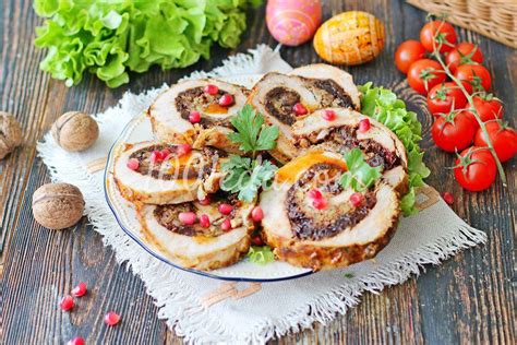 Свиной рулет с орехами и черносливом: пошаговое фото - Горячие блюда от ...