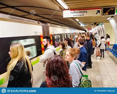 Passeggeri Di Atene Metropolitana In Grecia Fotografia Editoriale