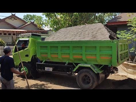 Mobil Truk Jomplang Dump Truk Hino Dutro X Power Bongkar Muatan Pasir