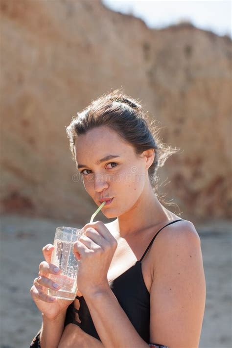 Nass Junge Frau Im Bikini Springt Vom Wasser Heraus Stockfoto Bild Von Schauen Tropfen 131219128