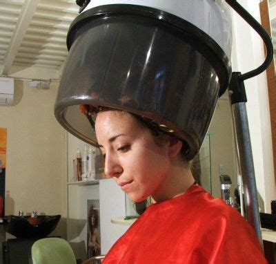 Jeune Femme Install Sous Le Casque Bigoudis Coiffure Salon De Coiffure