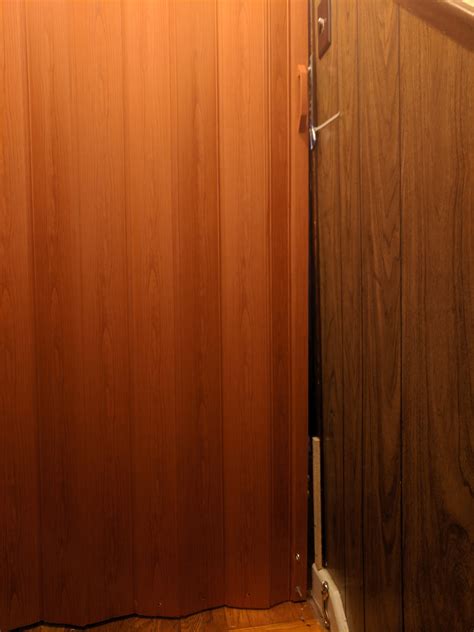 Need suggestion on how to keep accordion door shut to keep cat out. : fixit