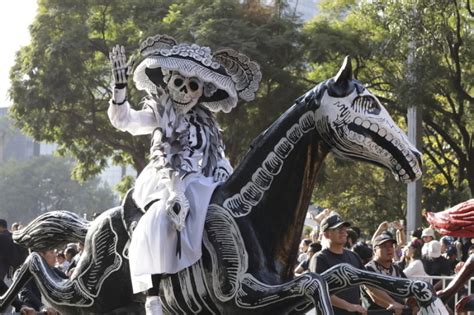 Mexiko Feiert Tag Der Toten Mit Farbenfroher Parade