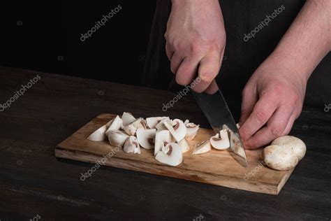 Primer Plano De Manos De Chef Masculino Sosteniendo Cuchillo Y Cortando