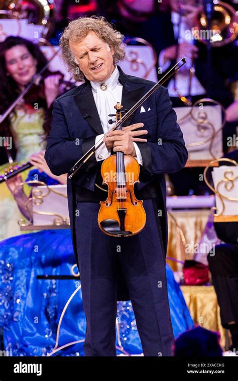 Andre Rieu Und Das Johann Strauss Orchester Live Bei Einem Konzert Seiner World Tour In Der