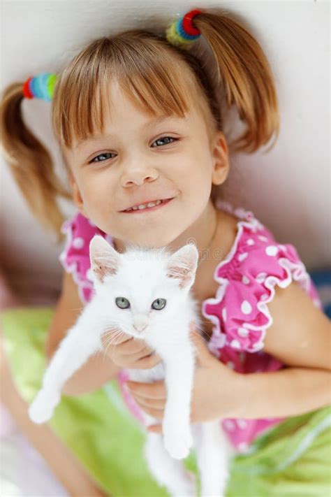 Enfant Avec Le Minou Photo Stock Image Du Chaton Fixation 10377312