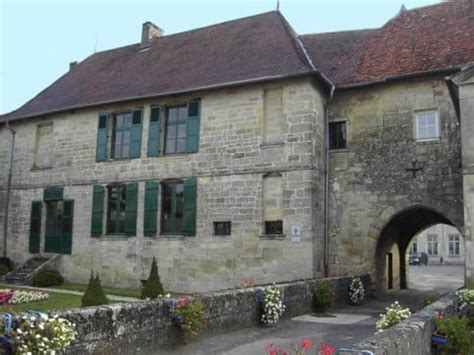 LOGIS SEIGNEURIAL ANCIEN CHATEAU DE LISLE Castles 1 1 Cour Du