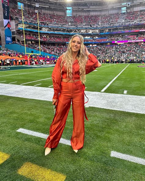 Breaking Stereotypes: Brittany Mahomes’ Powerful Message Amidst SI Swimsuit Debut Controversy ...