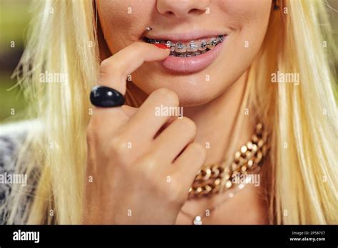 Gros plan sur la partie inférieure du visage d une jeune femme blonde Le doigt de sa main