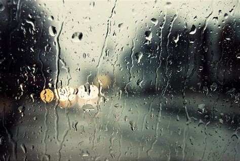 LLUEVE (POEMA)