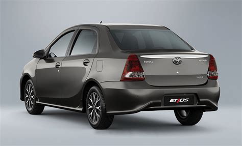 imagenes del coche toyota etios