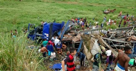 G1 Caminhão tomba e cai em ribanceira na BR 101 em Campos no RJ