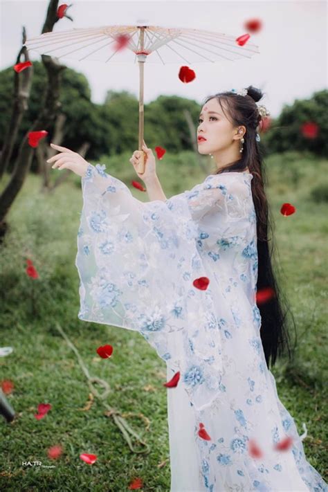 Nữ sinh ĐH Ngoại thương là hot Tiktoker xinh đẹp như tiên nữ bước ra từ cổ tích