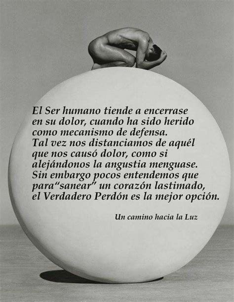 A Person Sitting On Top Of A White Object With Words Written In Spanish