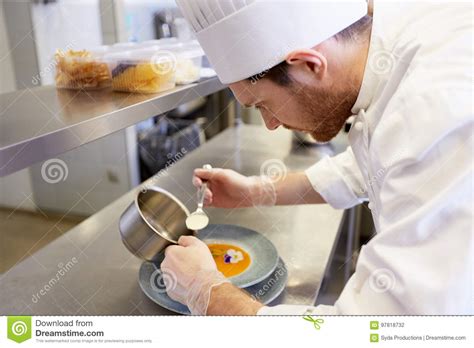 Cozinheiro Chefe Masculino Feliz Que Cozinha O Alimento Na Cozinha Do