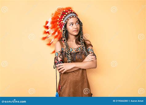 Joven Hermosa Latina Con Traje Indio Mirando Hacia Un Lado Con Los