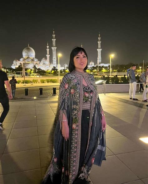 Mamá de Nodal se luce en ajustado bikini en Dubai al estilo Kardashian