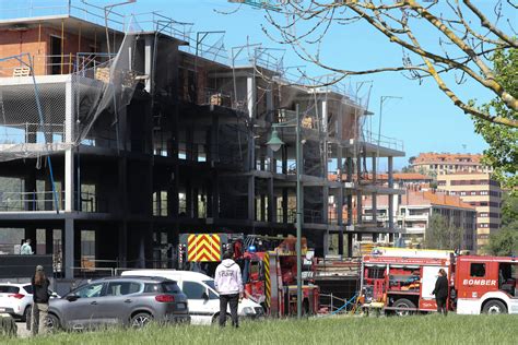 Un Incendio En Viesques Desata Una Gran Humareda Negra El Comercio