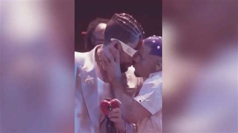 Bad Bunny Se Besa Con Un Hombre Y Una Mujer En Los Premios Vmas