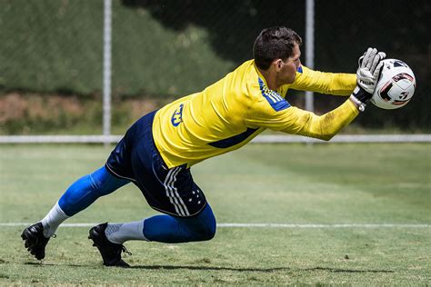 Urgente Ap S Falhas De Cabral Novo Goleiro Chega Ao Cruzeiro Para O