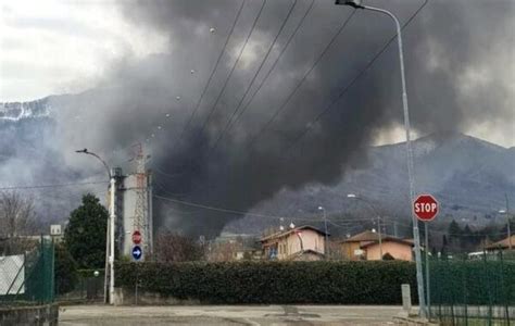 Incendio Al Cementificio Di Caravate 20 Vigili Del Fuoco All Opera