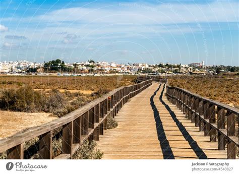 H Lzerne Holzstege An Der K Ste Von Alvor Algarve Portugal Ein