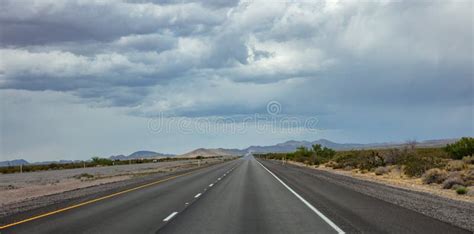 Carretera Larga En El Desierto Americano Cielo Azul Imagen De Archivo