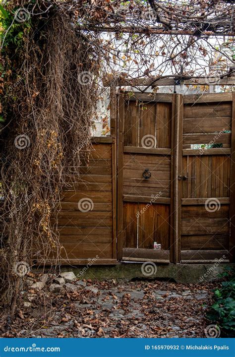 Porta De Entrada De Uma Casa Abandonada Uma Porta De Madeira